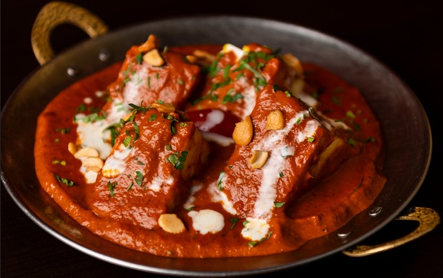 Mi az a paneer, és hogyan használják az indiai konyhában: egy friss sajt útja a tejtől a fűszeres fogásokig
